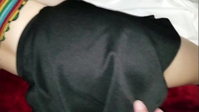 Dòmi sè etudyant jenn fi vinn bourik sere li ak dwèt li