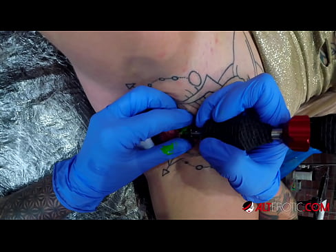 ❤️ Ekstrèmman tatoue hottie Sully Savage te fè yon tatoo sou klitoris li ❤️❌ Ponografi bon jan kalite nan ht.pornovore.ru ❌️❤
